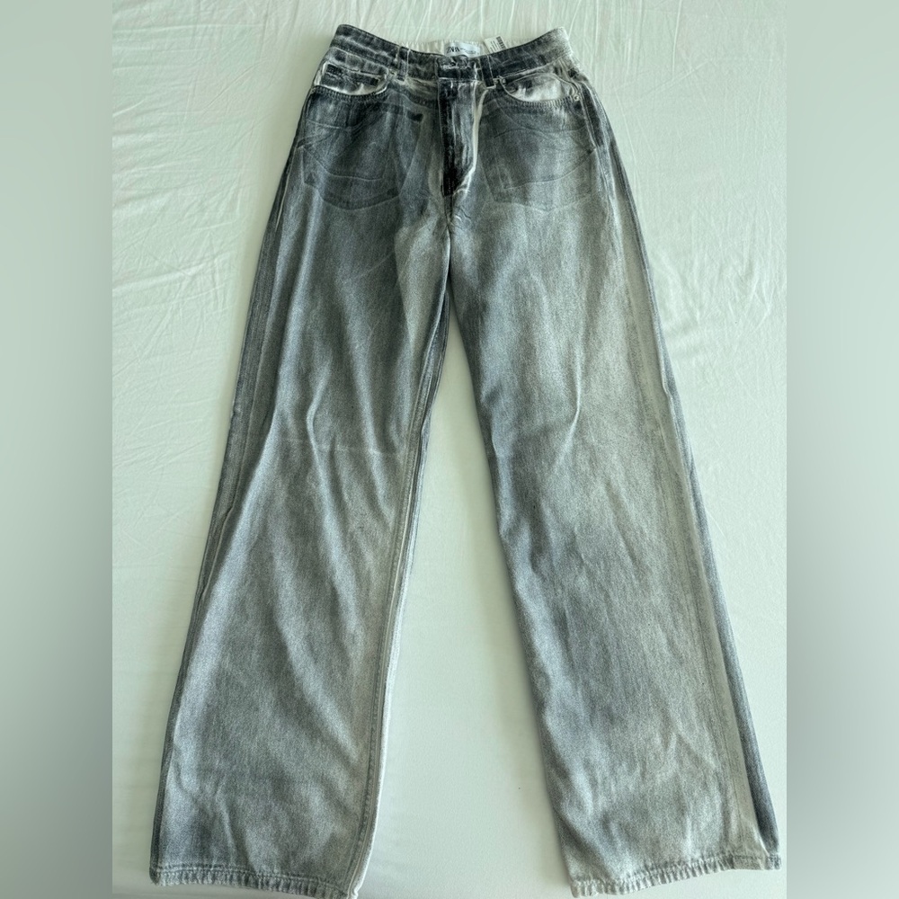 Zara women relaxed jean black and white